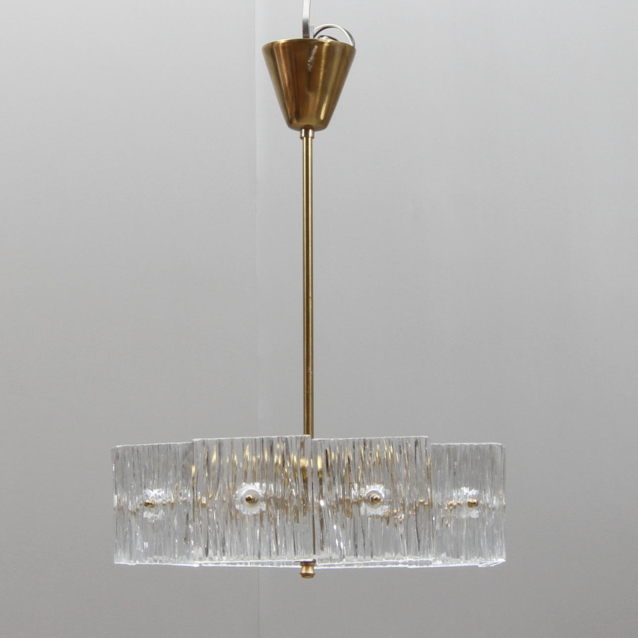 TAKLAMPA, glas, plast samt mässing, troligen Orrefors, 1960-tal.