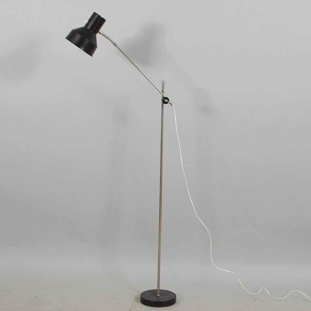 GOLVLAMPA, svartlackerad/krom, Ewå, Värnamo.