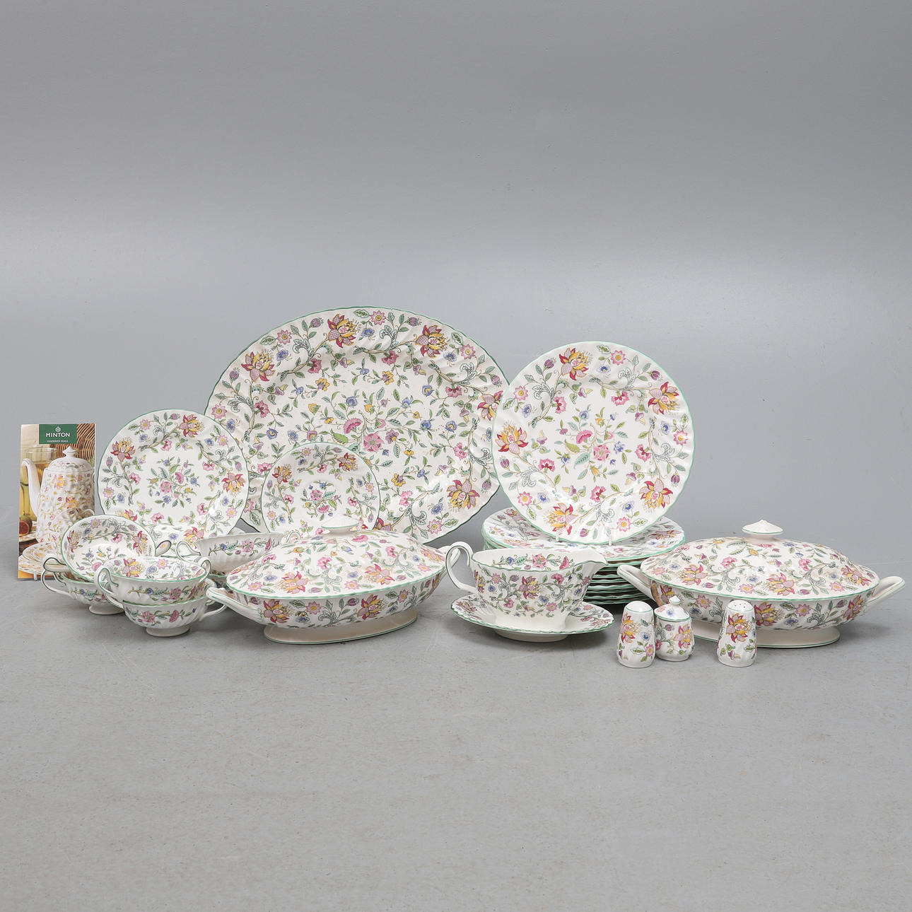 EIN MINTON 'HADDON HALL'PART DINNER SERVICE.