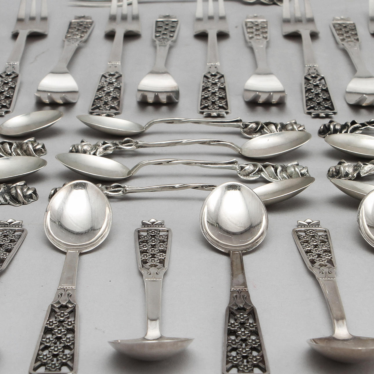 KAFFESKEDAR, 12 st, MOCKASKEDAR, 12 st, 1 SILLGAFFEL samt TÅRTGAFFLAR, 12 st, silver. Svenska och utländska stämplar. Vikt ca 400 gram.