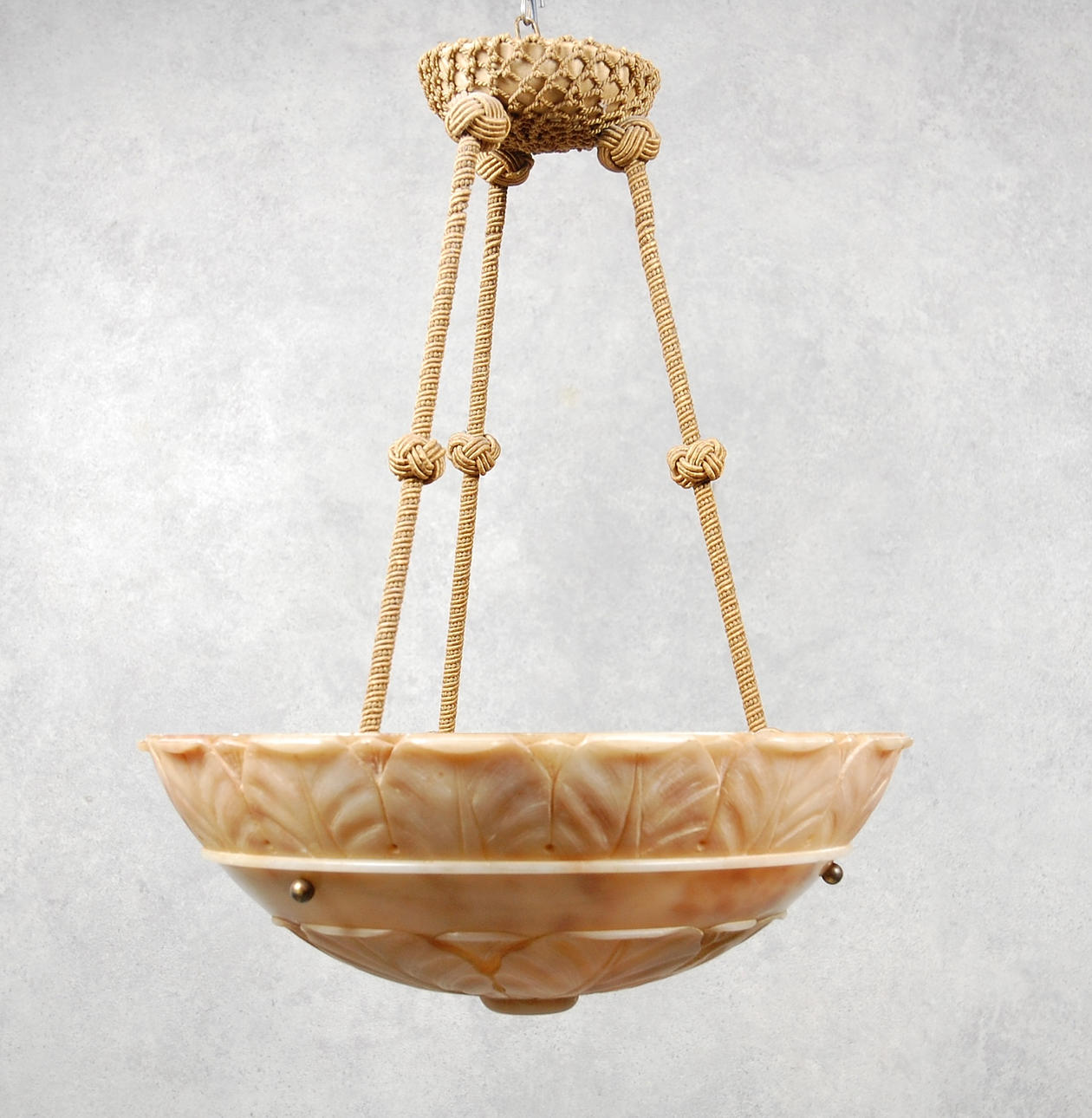 TAKLAMPA, alabaster, skuren dekor, 1900-talets första hälft.