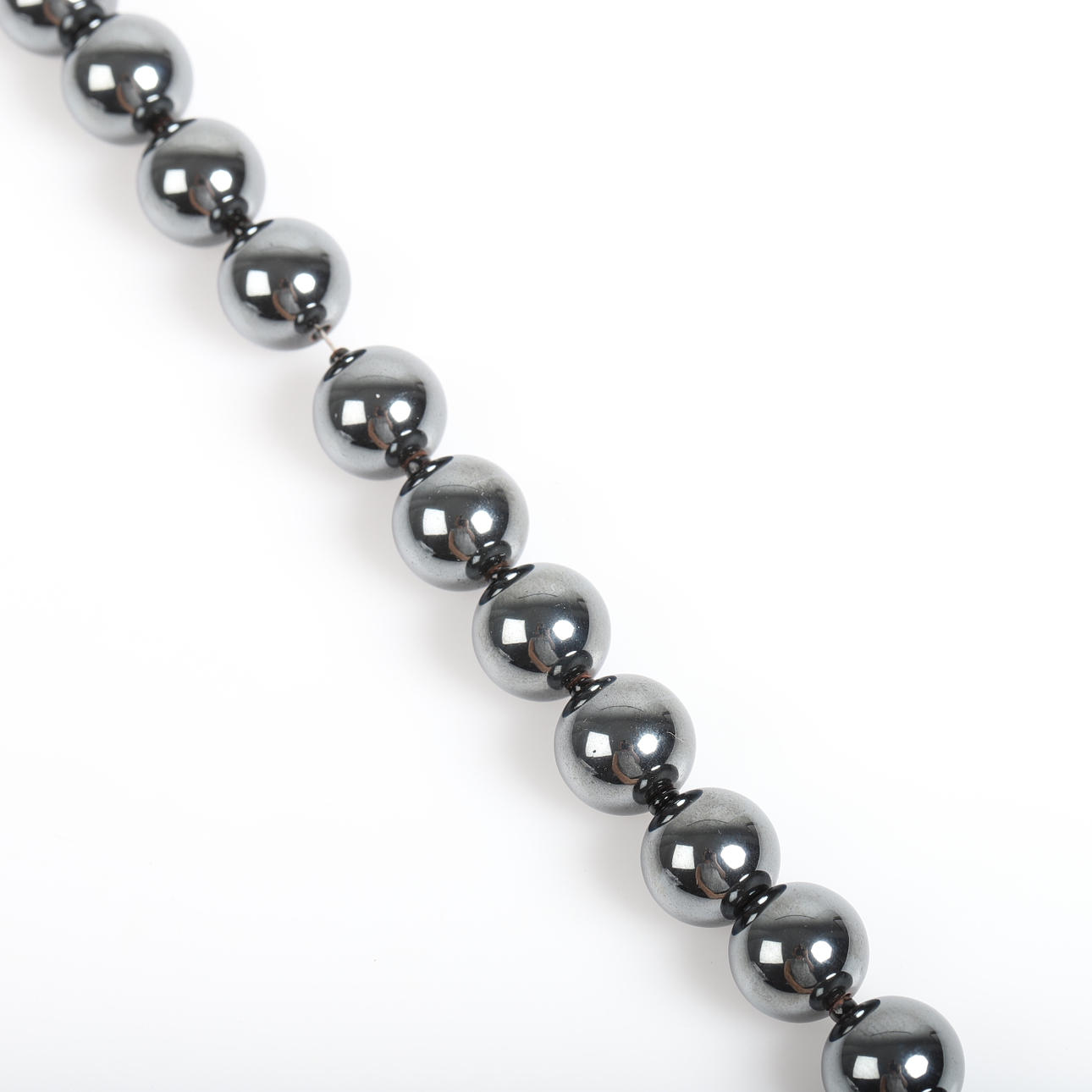 COLLIER, ball-shaped hematitis.