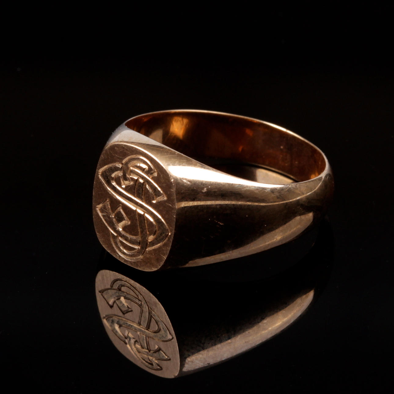 KLACKRING, 18k guld, med sigill, Gustaf Dahlgren & Co, Malmö, 1977, vikt ca 12,42 gram.