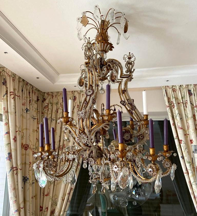 Suuri antiikkinen kattokruunu.