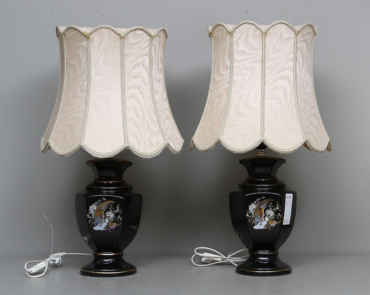 BORDSLAMPOR, ett par, porslin, 1900-tal.