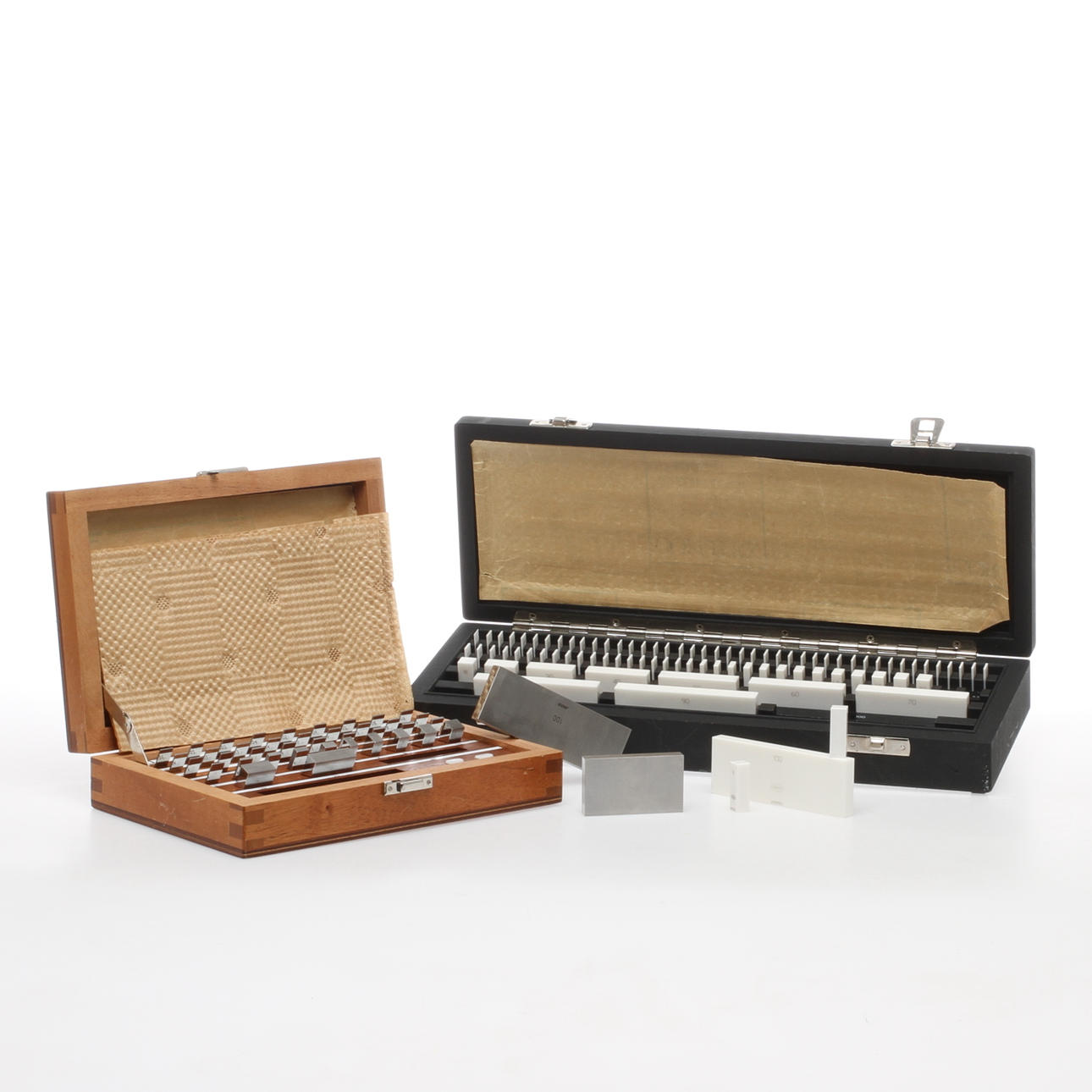 PASSBITAR i lådor, 2 uppsättningar, keramik samt stål, 1900-tal.