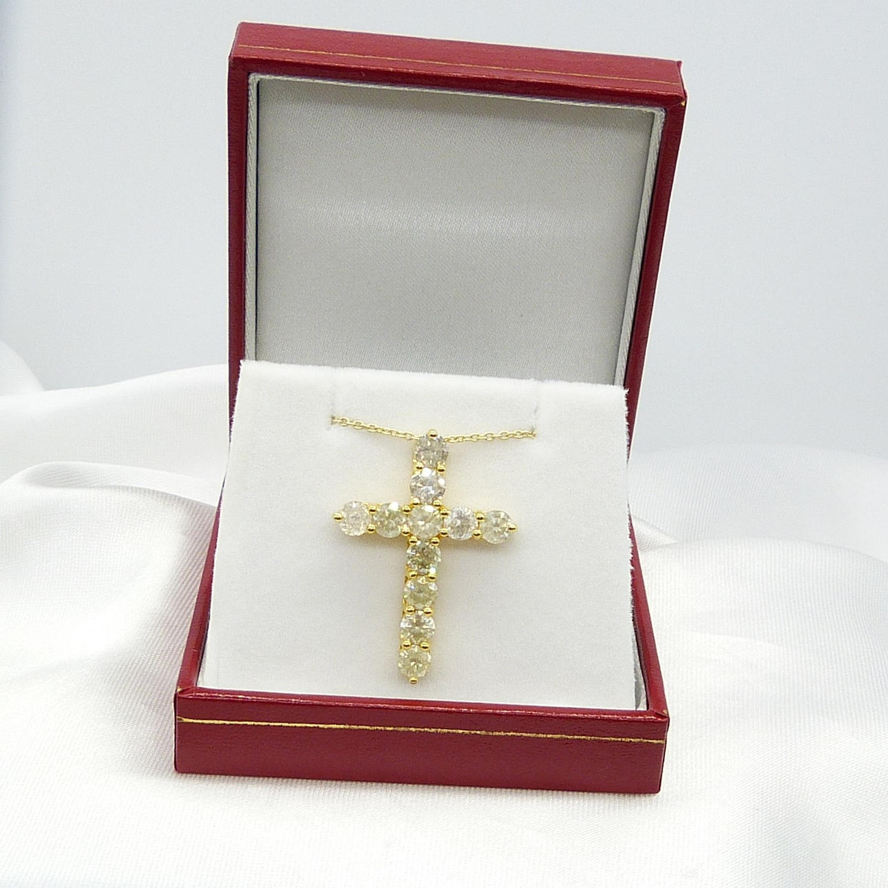 3.88ct DIAMANT CROSS & kedja.