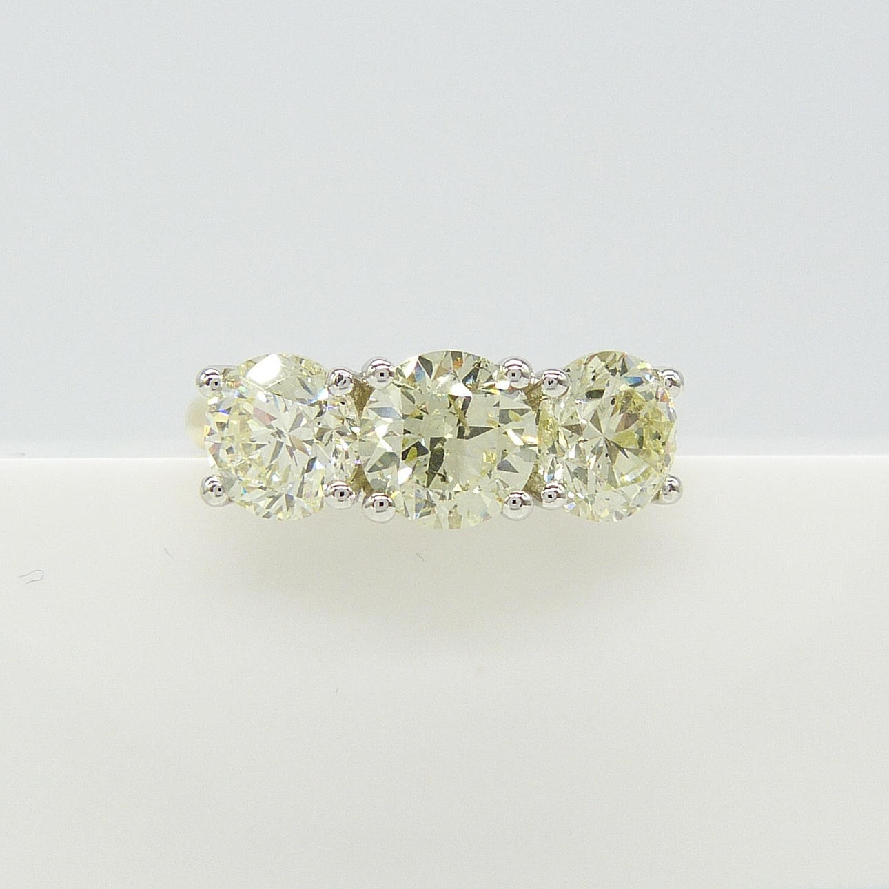 3,11 karat DIAMANT 3-stens ring.