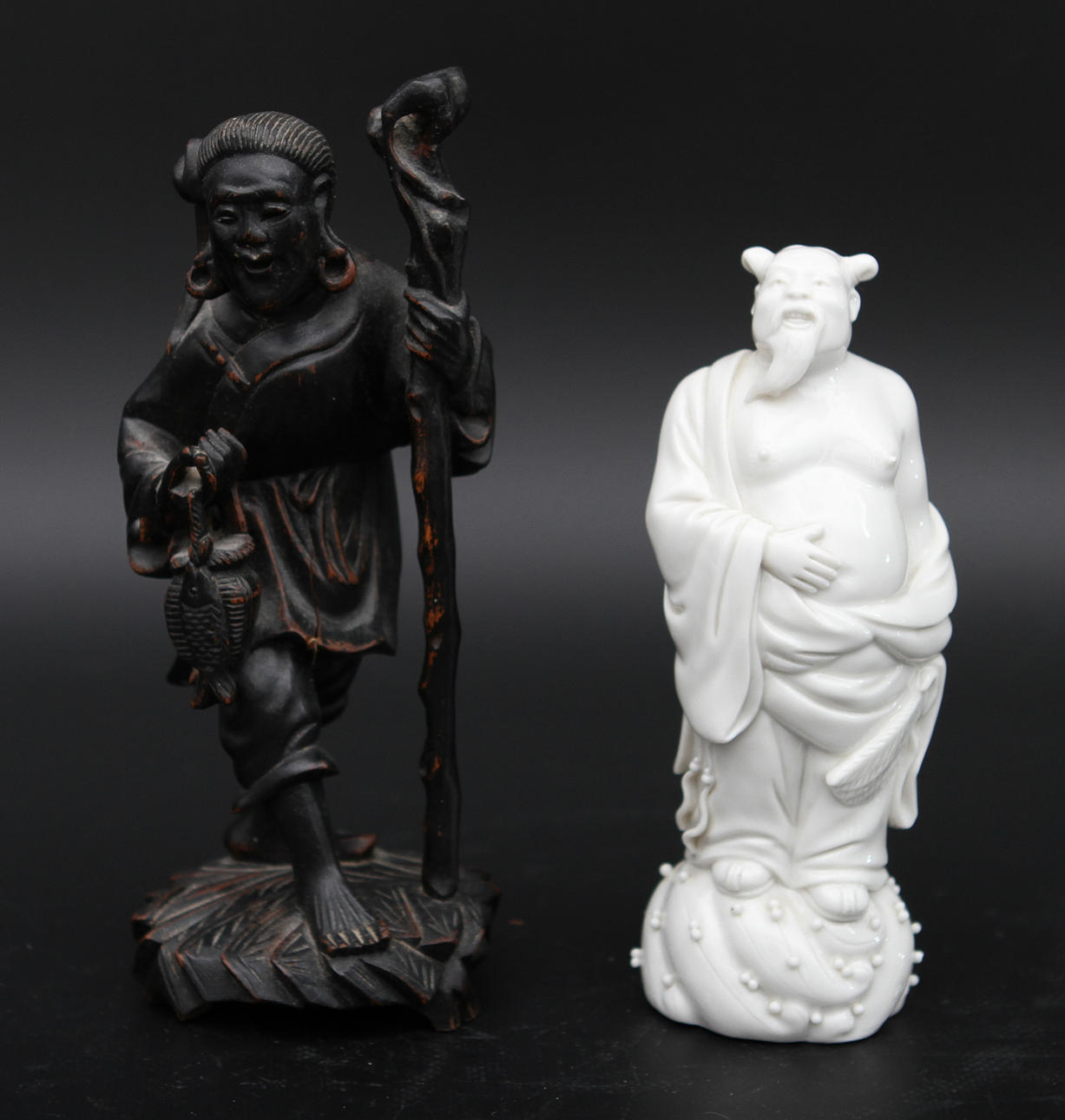 FIGURER, 2 st, porslin samt trä, Kina, 1900-tal.