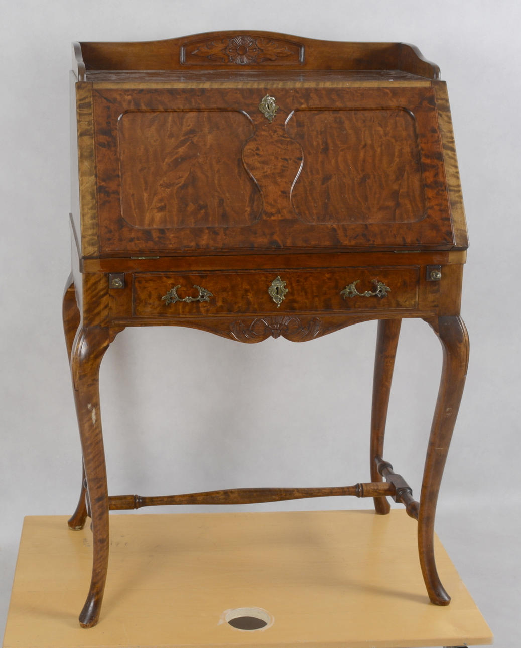 SNEDKLAFFSEKRETÄR, rokokostil, 1900-tal.