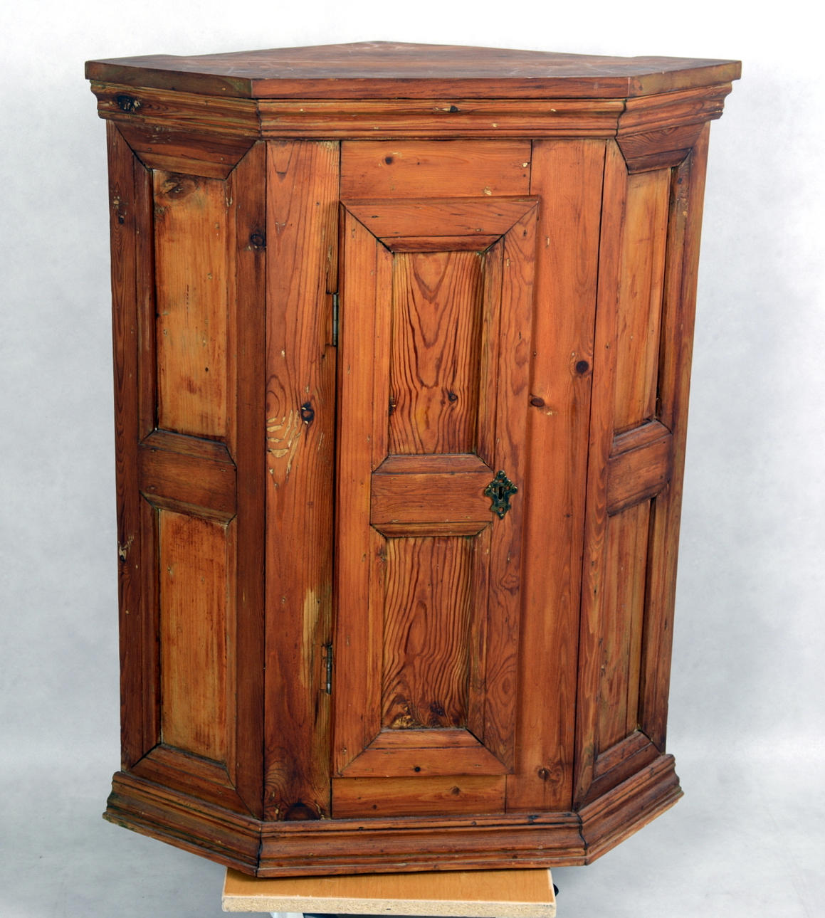 HÖRNSKÅP, allmoge, 1900-tal.