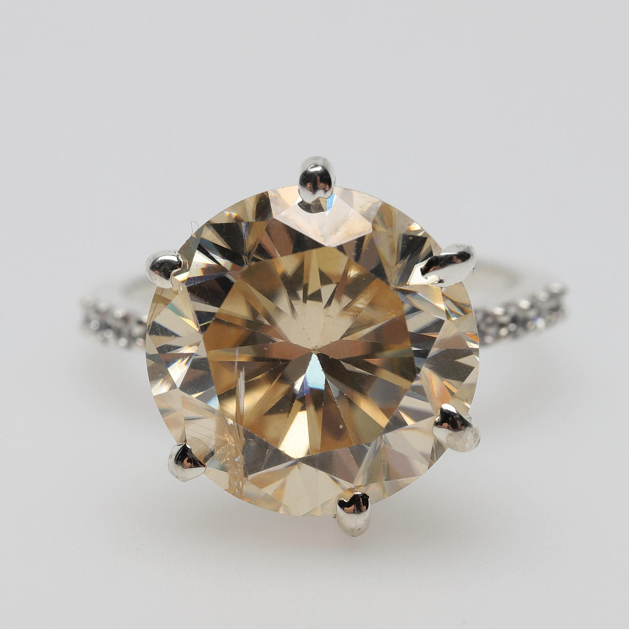 RING, sterlingsilver med moissanite.