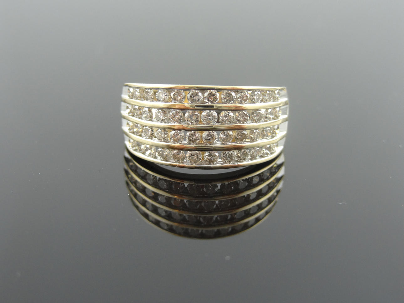 Fyra rad Design Diamantring 0,84cts.