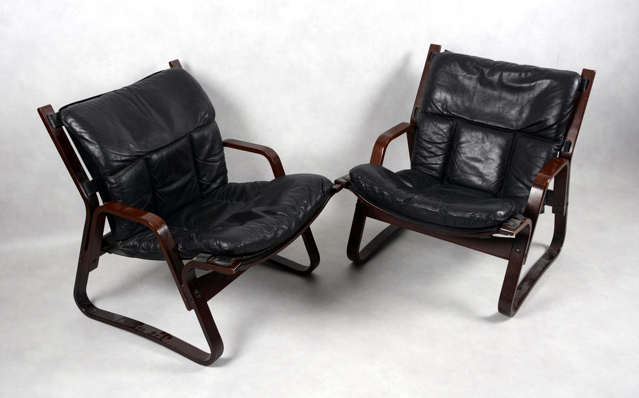 FÅTÖLJER, ett par 1970-tal. Svart skinn, stomme i mörkbetsat böjträ.