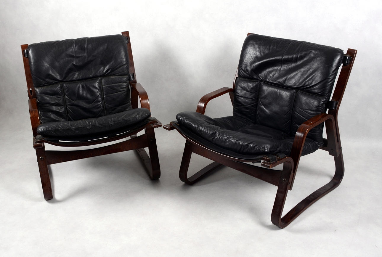 FÅTÖLJER, ett par 1970-tal. Svart skinn, stomme i mörkbetsat böjträ.