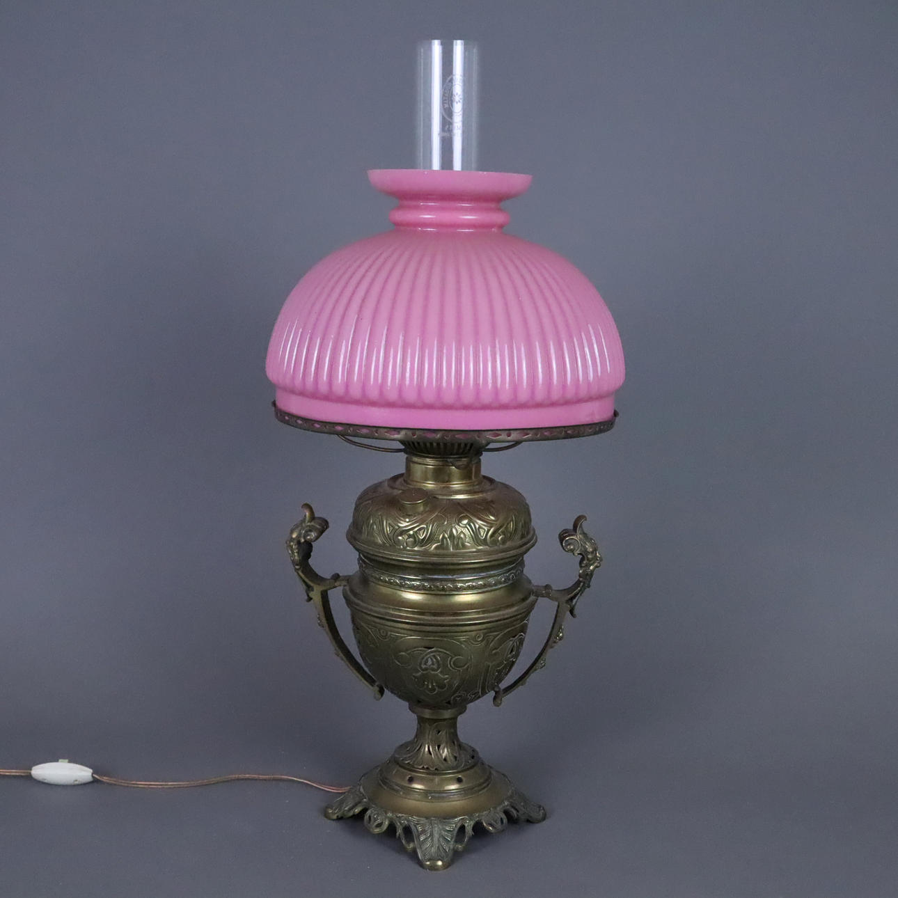 - Elektrifizierte PETROLEUMLAMPE, Messingkorpus.