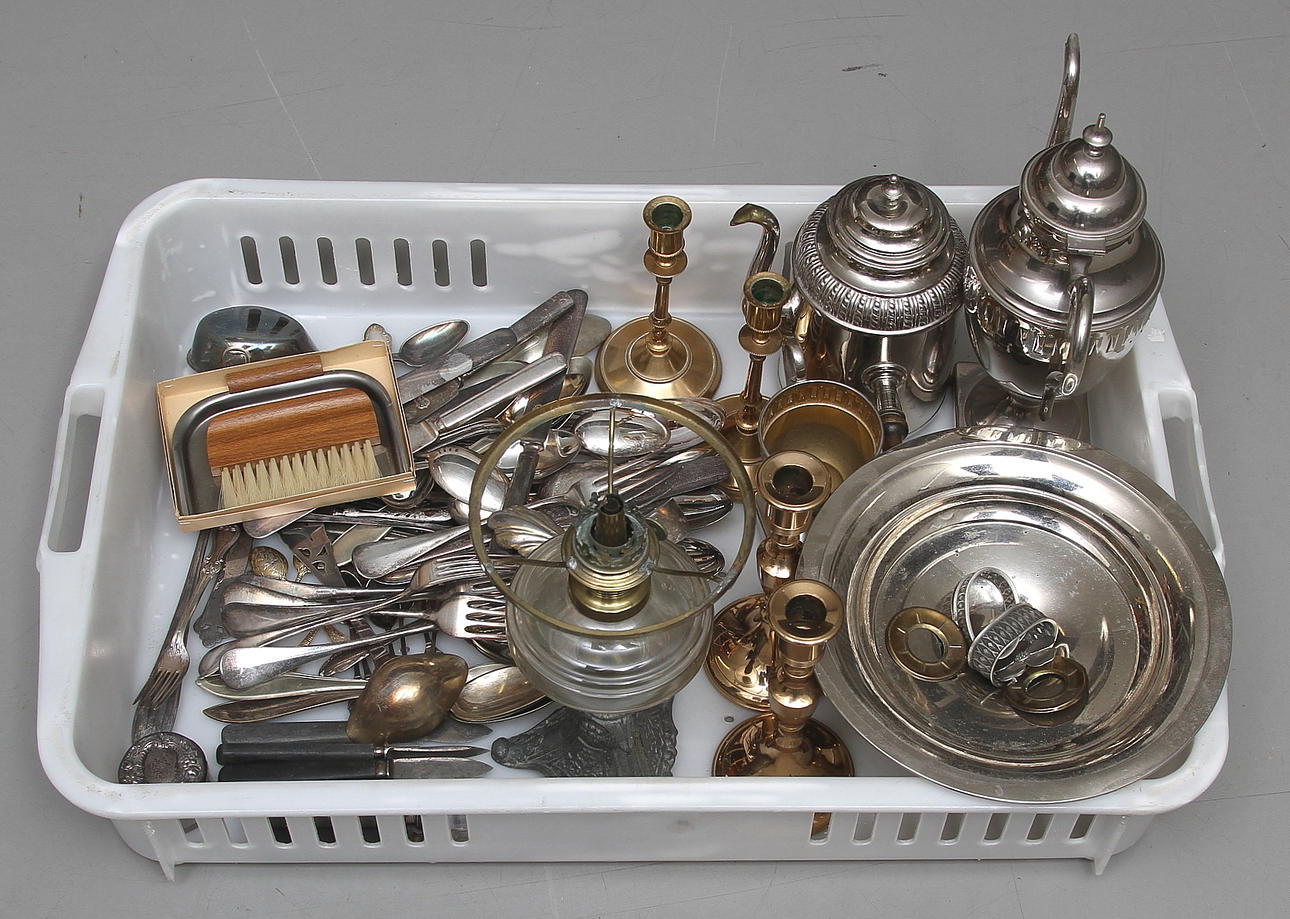 METALLFÖREMÅL, bland annat Skultuna.