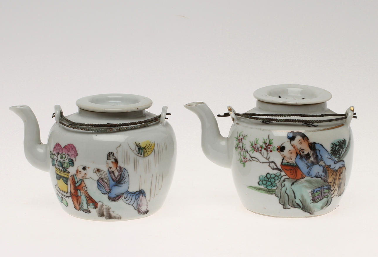 TEKANNOR med lock, 2 st, porslin, Kina.