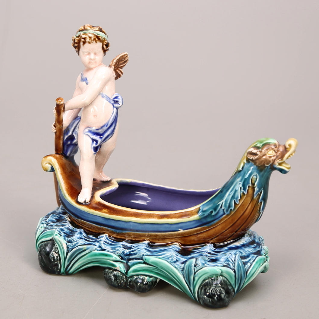 FIGURIN, majolika, putti på båt.