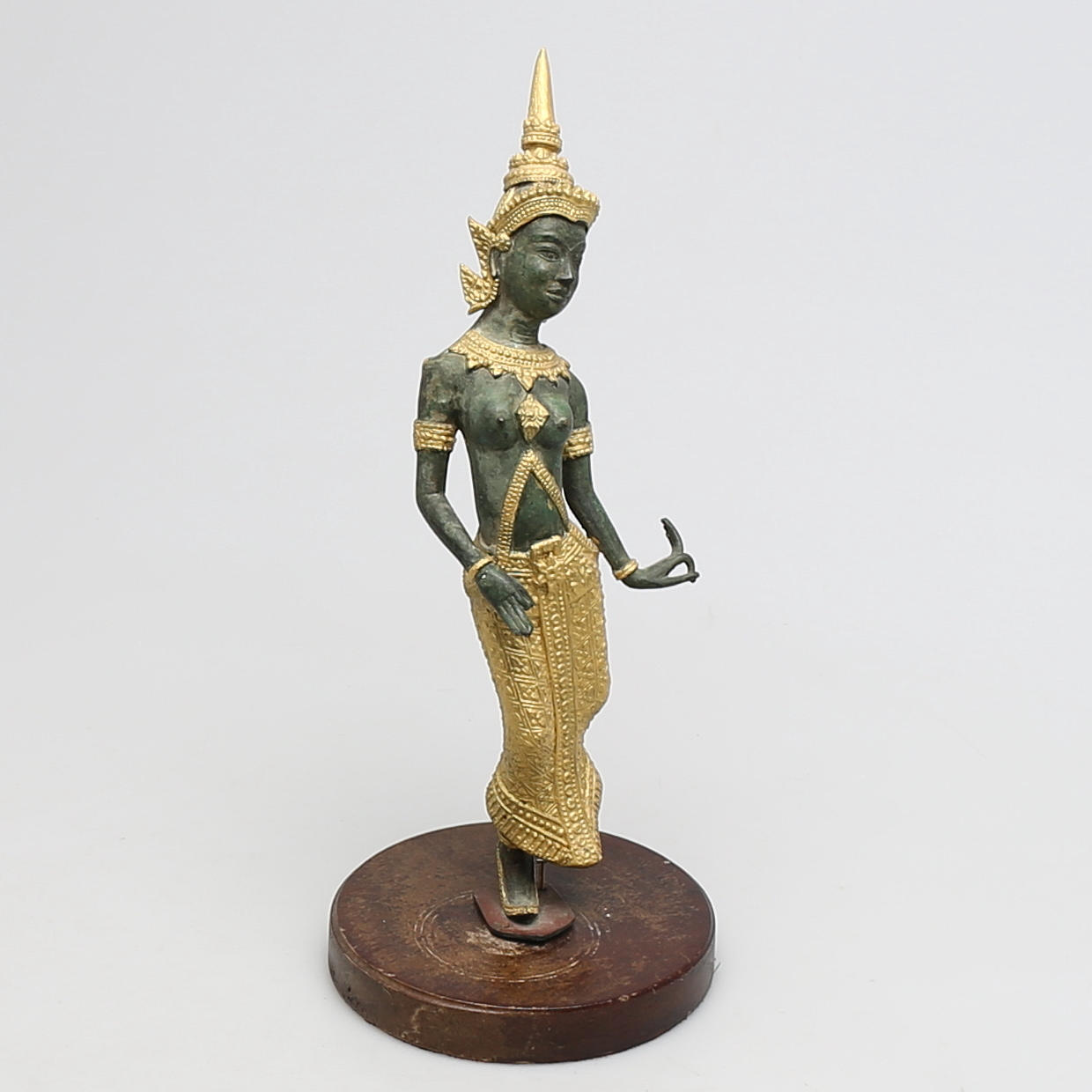 OIDENTIFIERAD KONSTNÄR. Dansös i grönpatinerad brons, Thailand, 1900-tal.