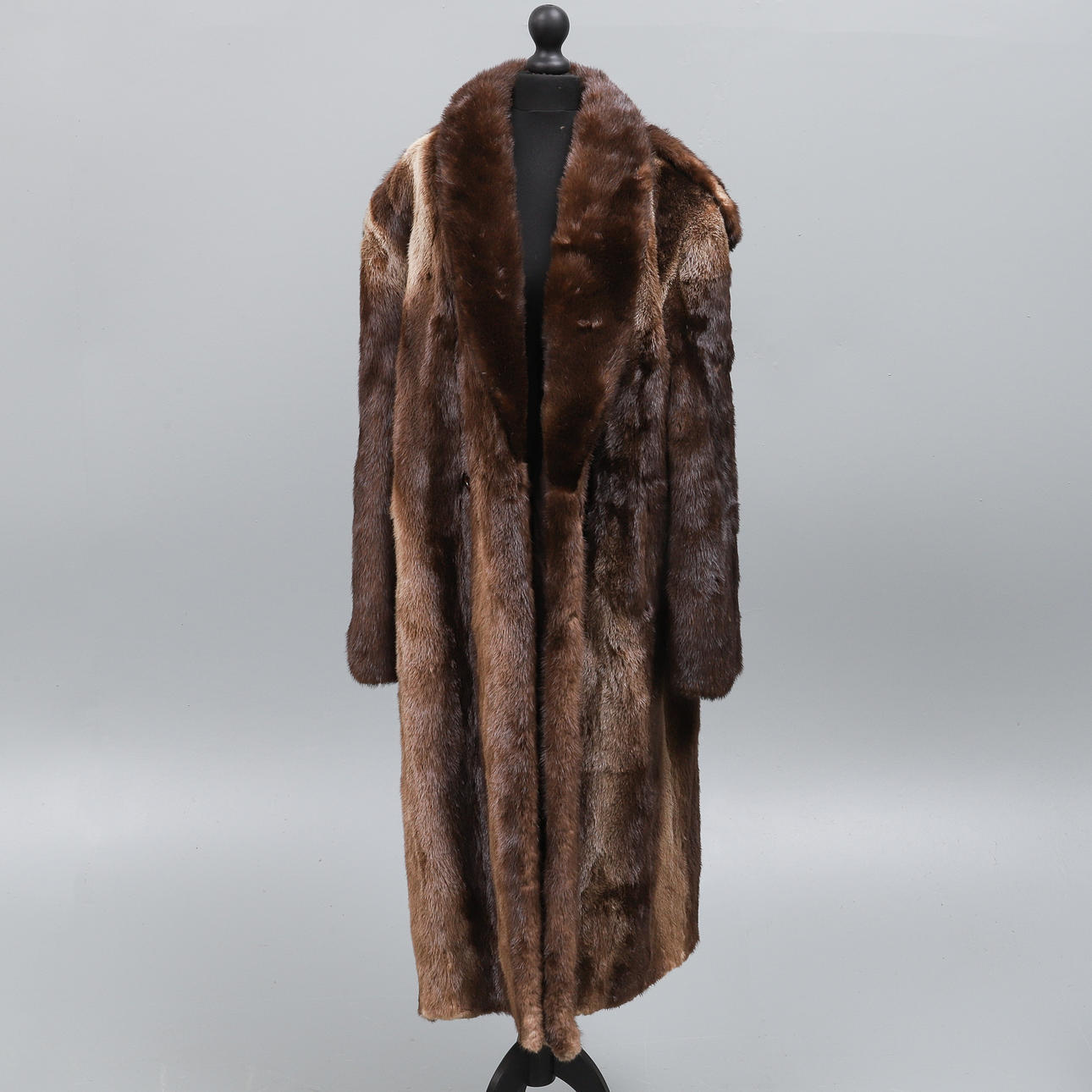 EIN LABEL FOURRURE MONTREAL BIBERPELZMANTEL.