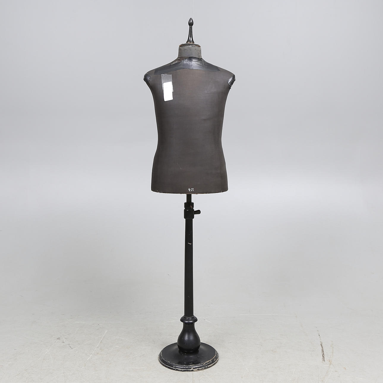 SKYLTDOCKA, trä, 1930/40-tal.