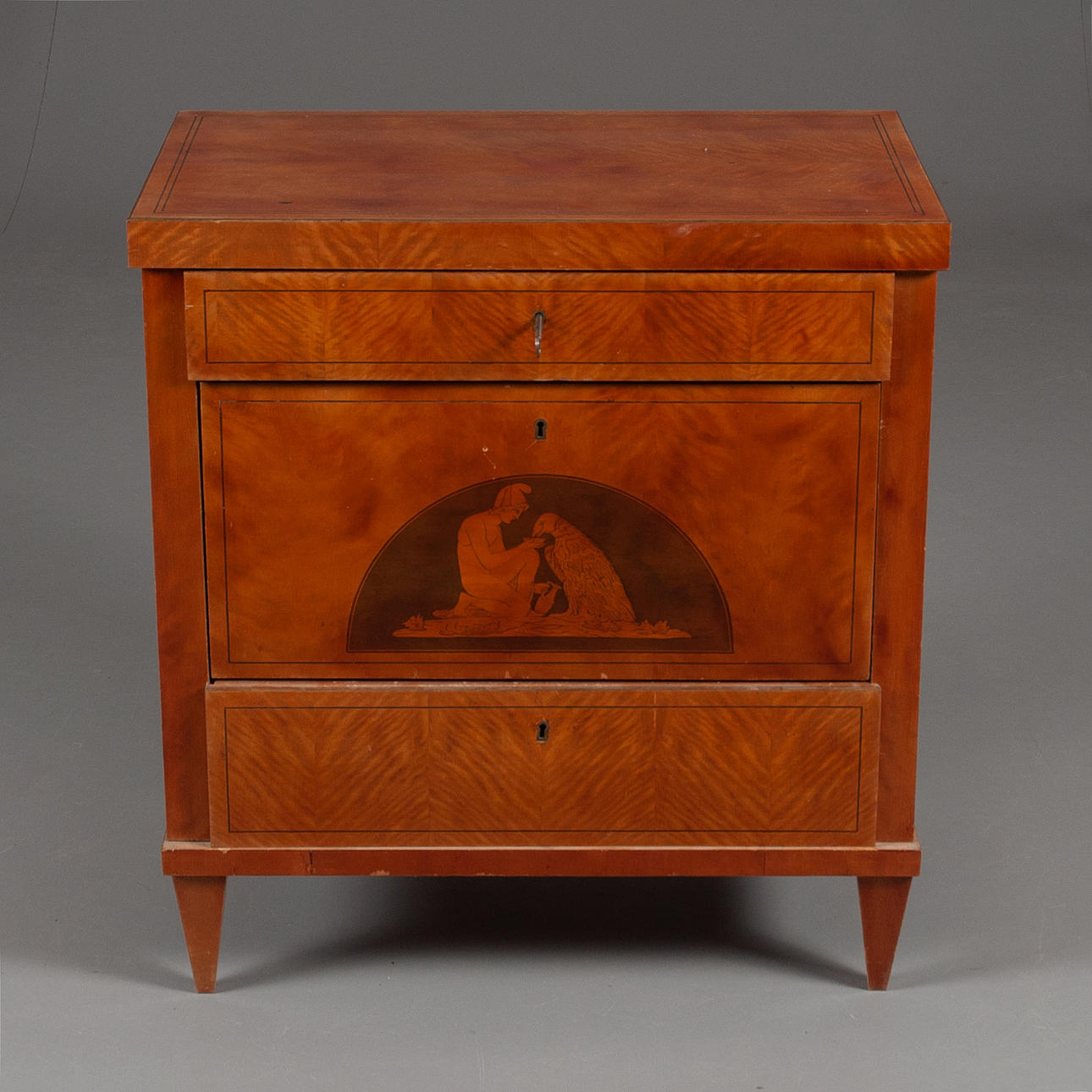 BYRÅ, med intarsia, 1900-tal.