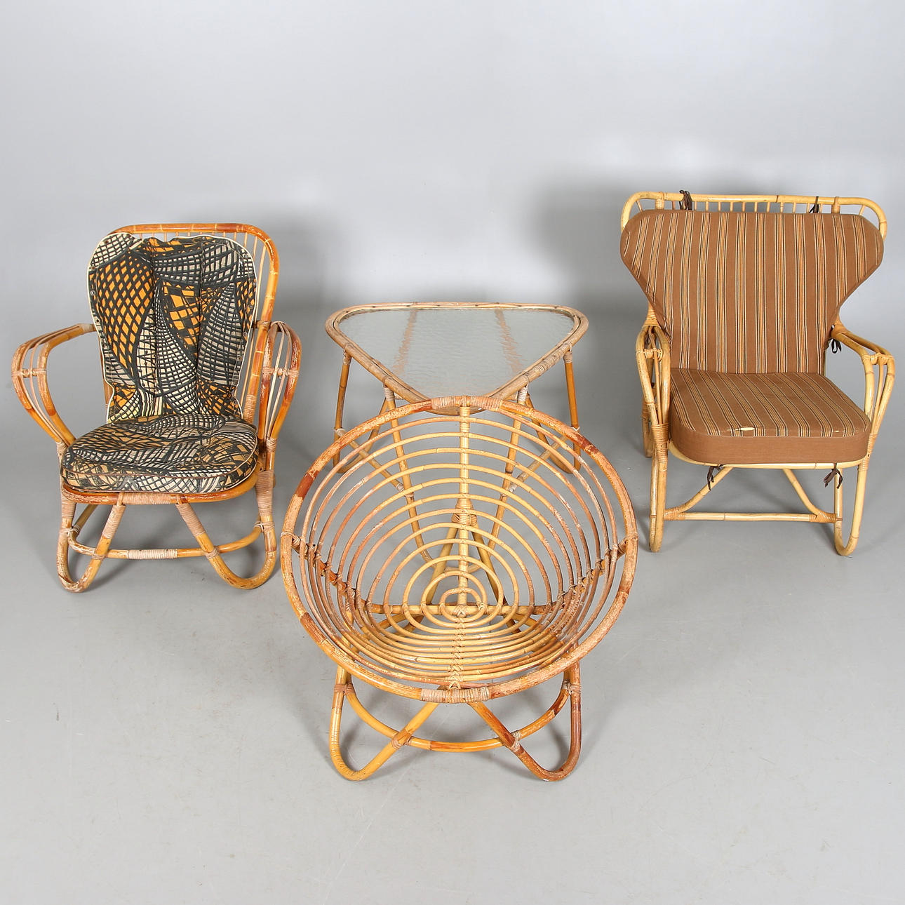 ROTTINGSTOLAR samt BORD, 4 delar, 1900-talets andra hälft.