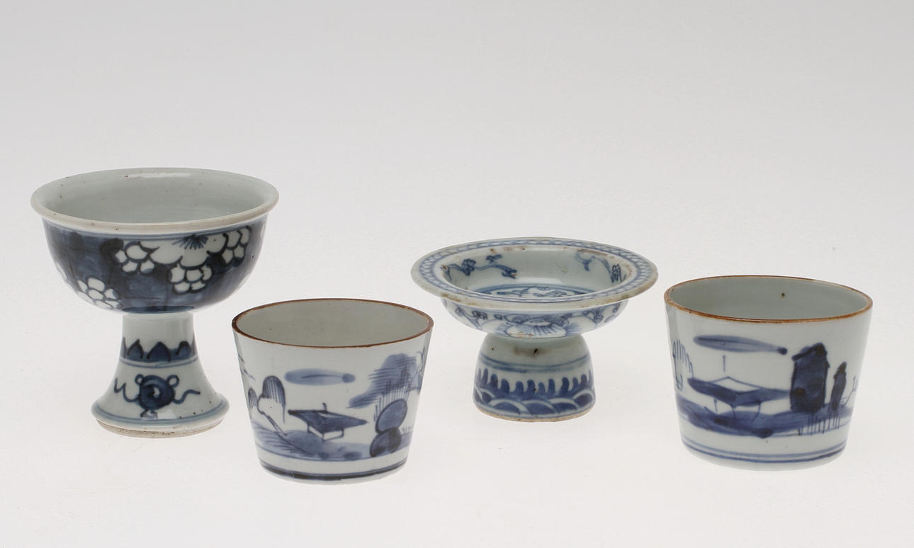 KOPPAR, 2 st VINOFFERSKÅLAR, 2 st, porslin, Kina.