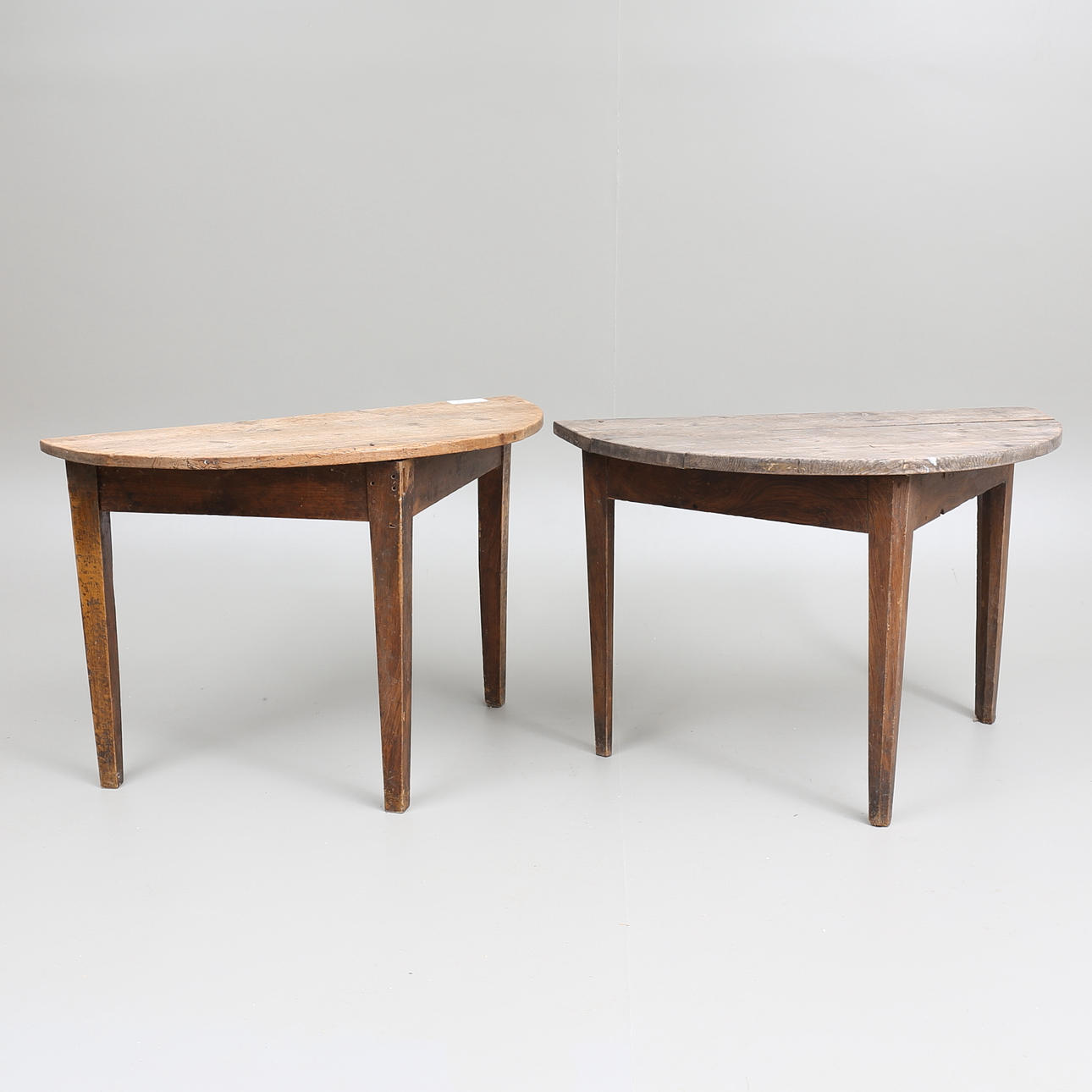 HALVMÅNEBORD, 2 st snarlika, 1800-tal.