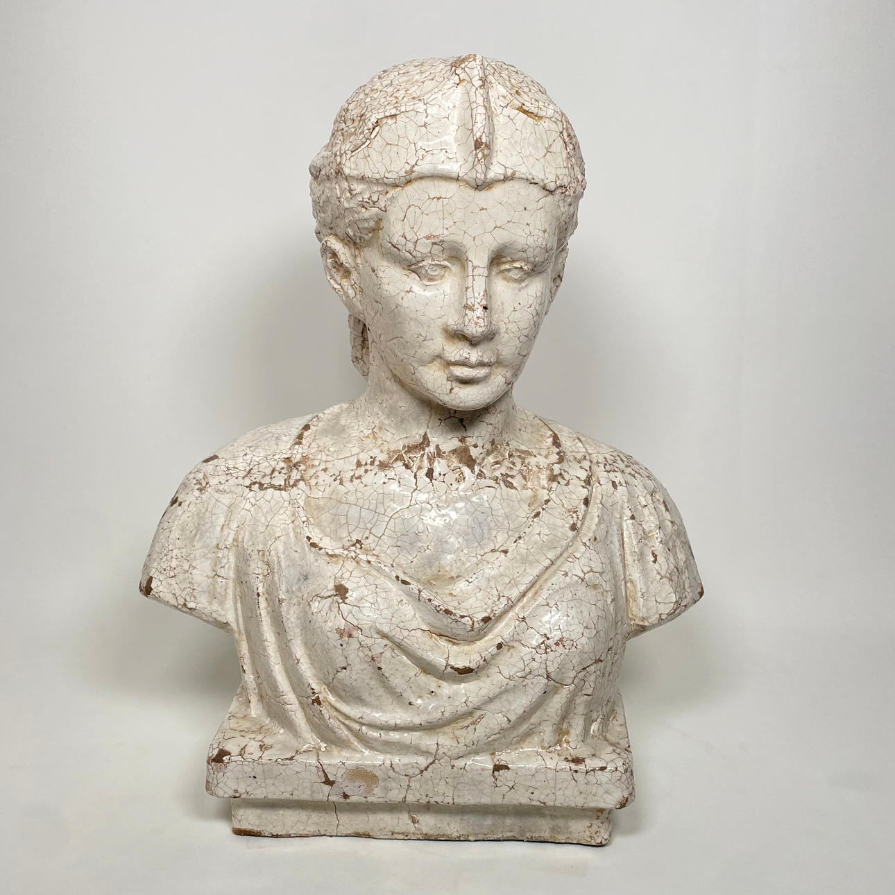 LADY BUST. GLAZED TERRACOTTA.