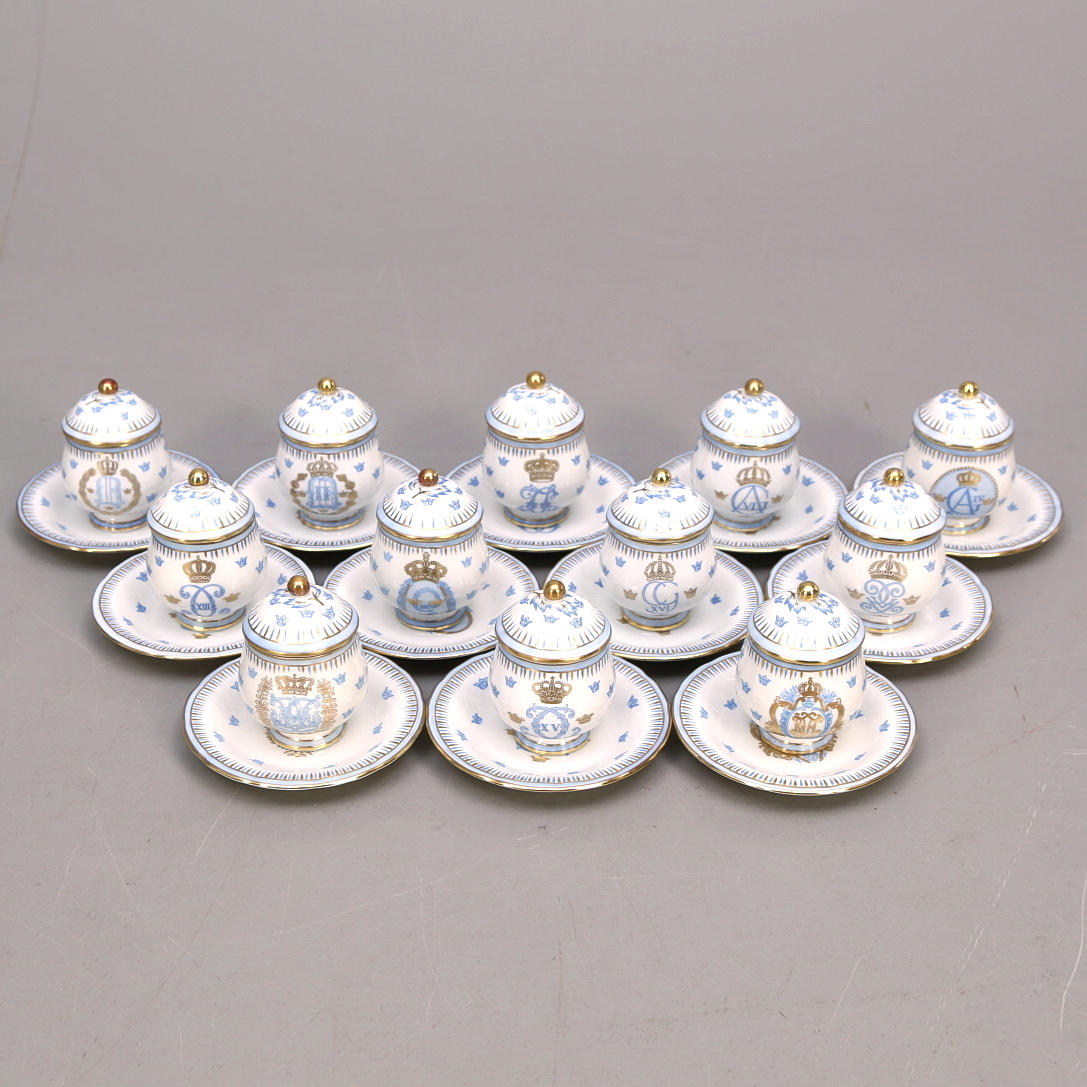 CREMEKOPPAR, 12 st, Grispholm, Kungamonogram.
