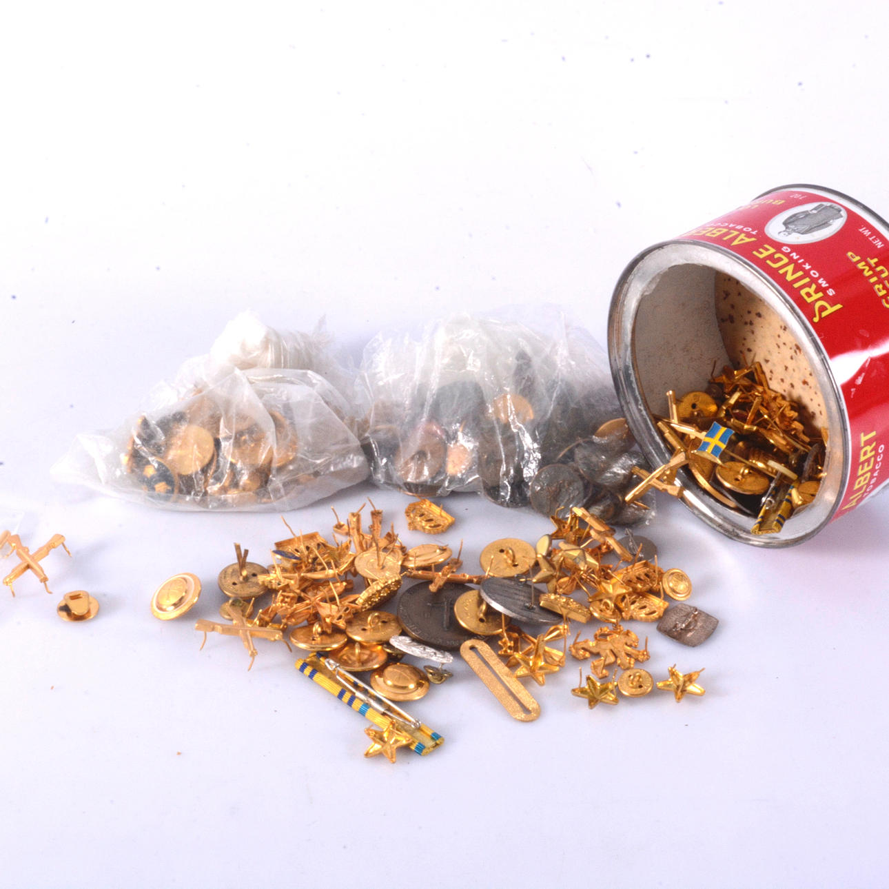 STORT PARTI MILITÄRA KNAPPAR mm.