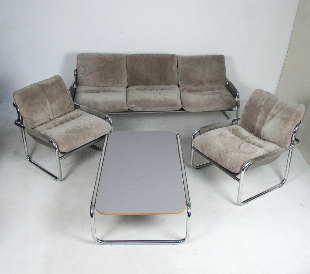 sittgrupp stålrör och mocka.