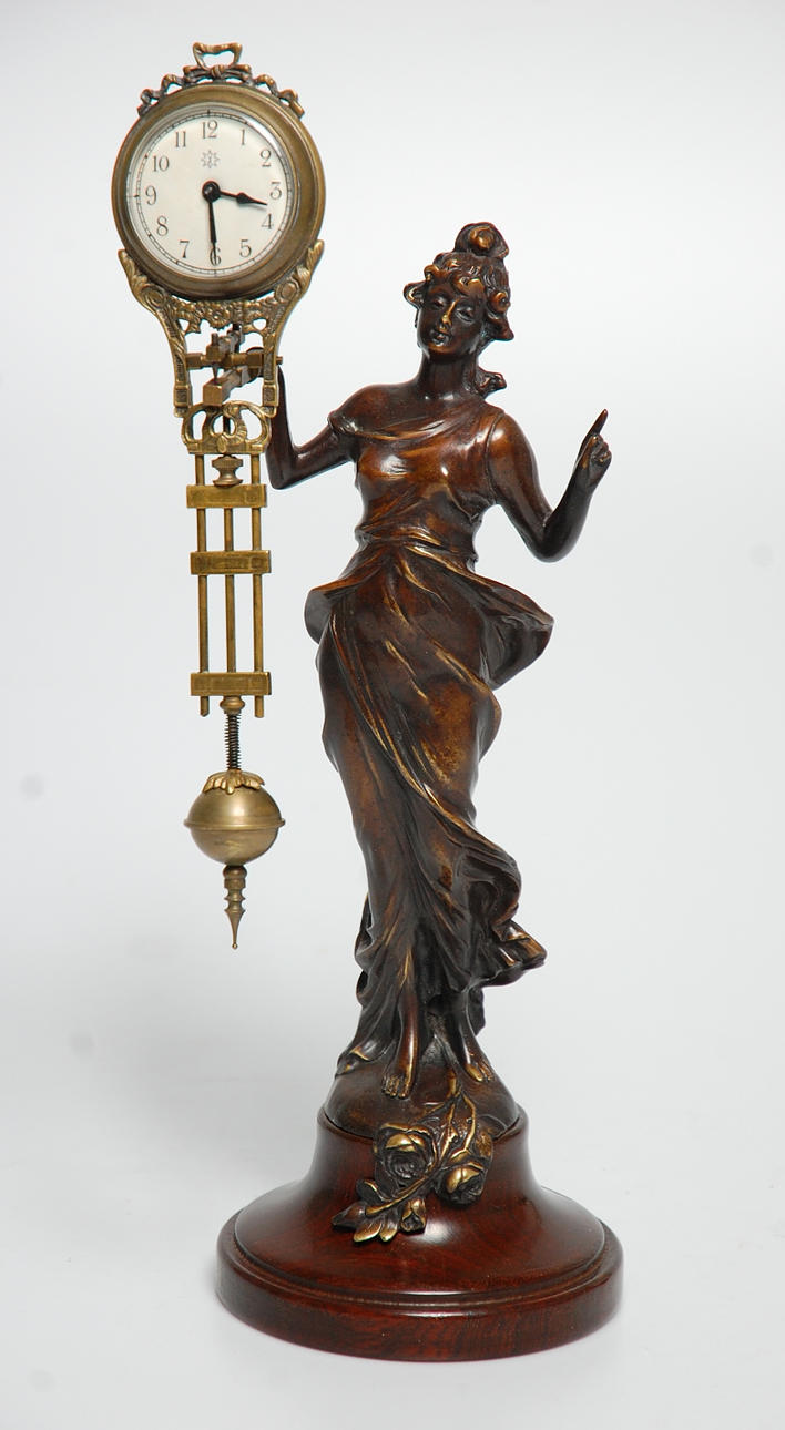 BORDSUR, Junghans, bronspatinerad metall på träsockel, 1900-tal.