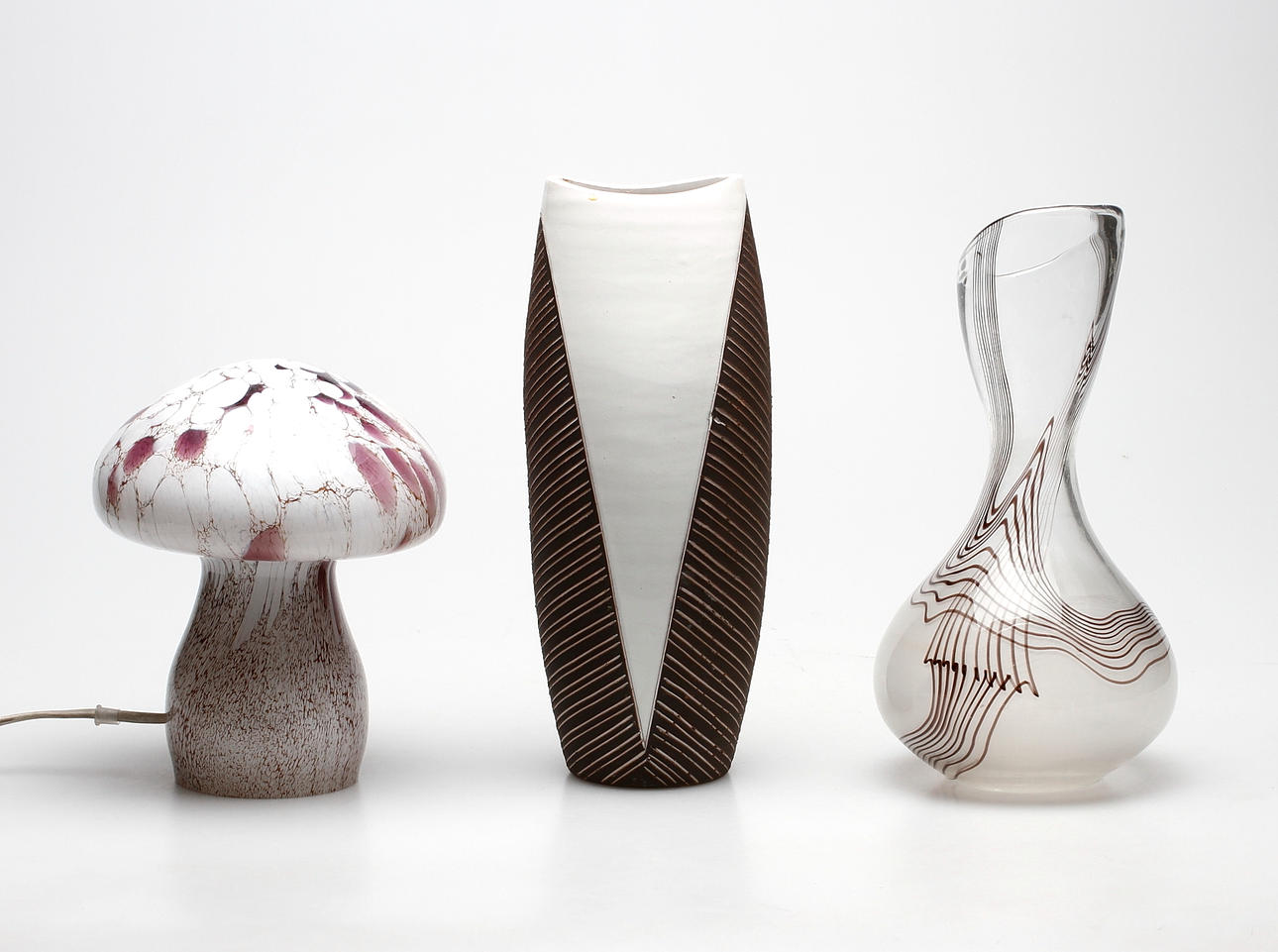 BORDSLAMPA, glas, samt VASER, keramik och glas, var av en Vicke Lindstrand.