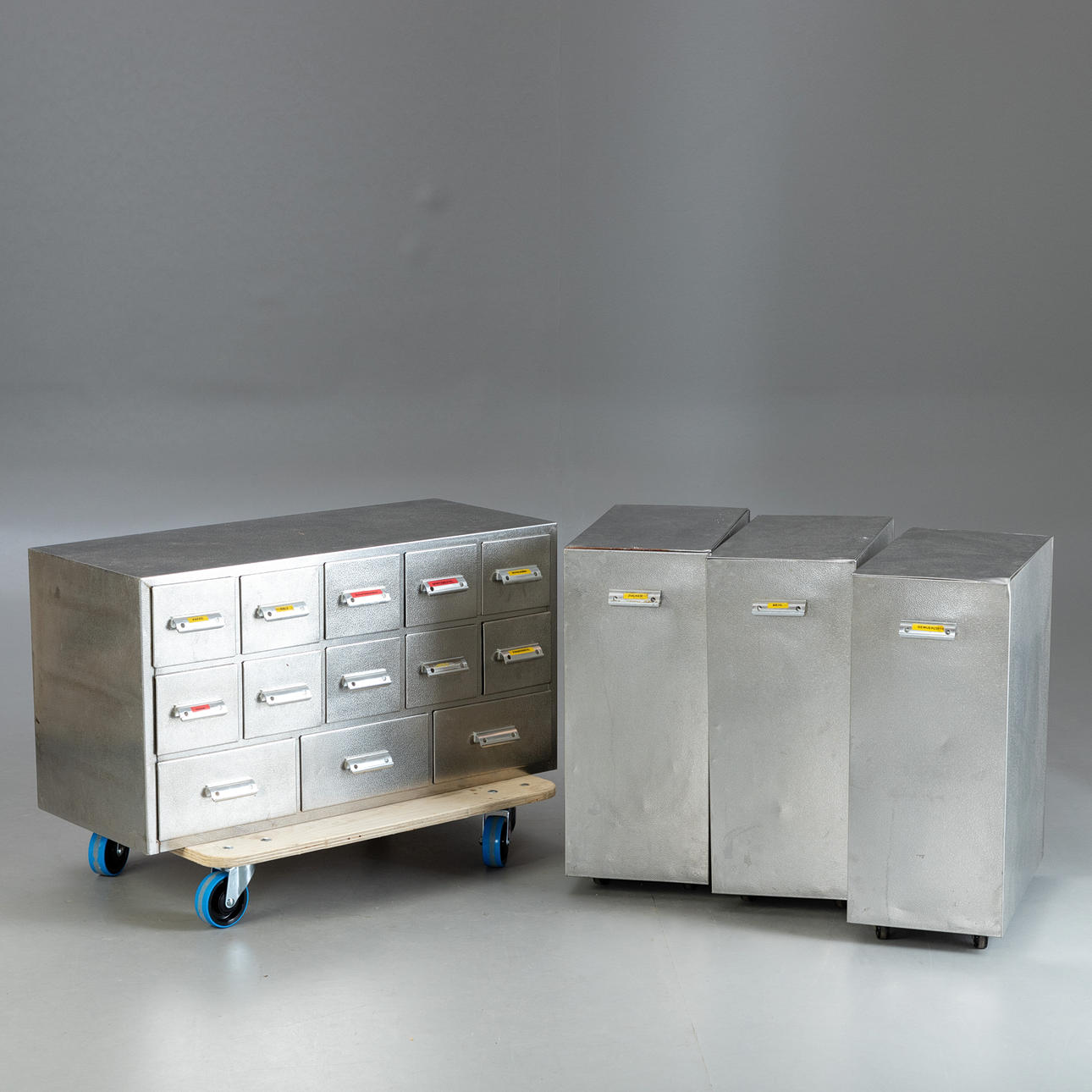 Bäckerei Schubladenelement und 3 Rollcontainer.
