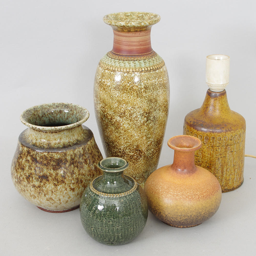 4 VASER SAMT BORDSLAMPA, keramik, Höganäs.