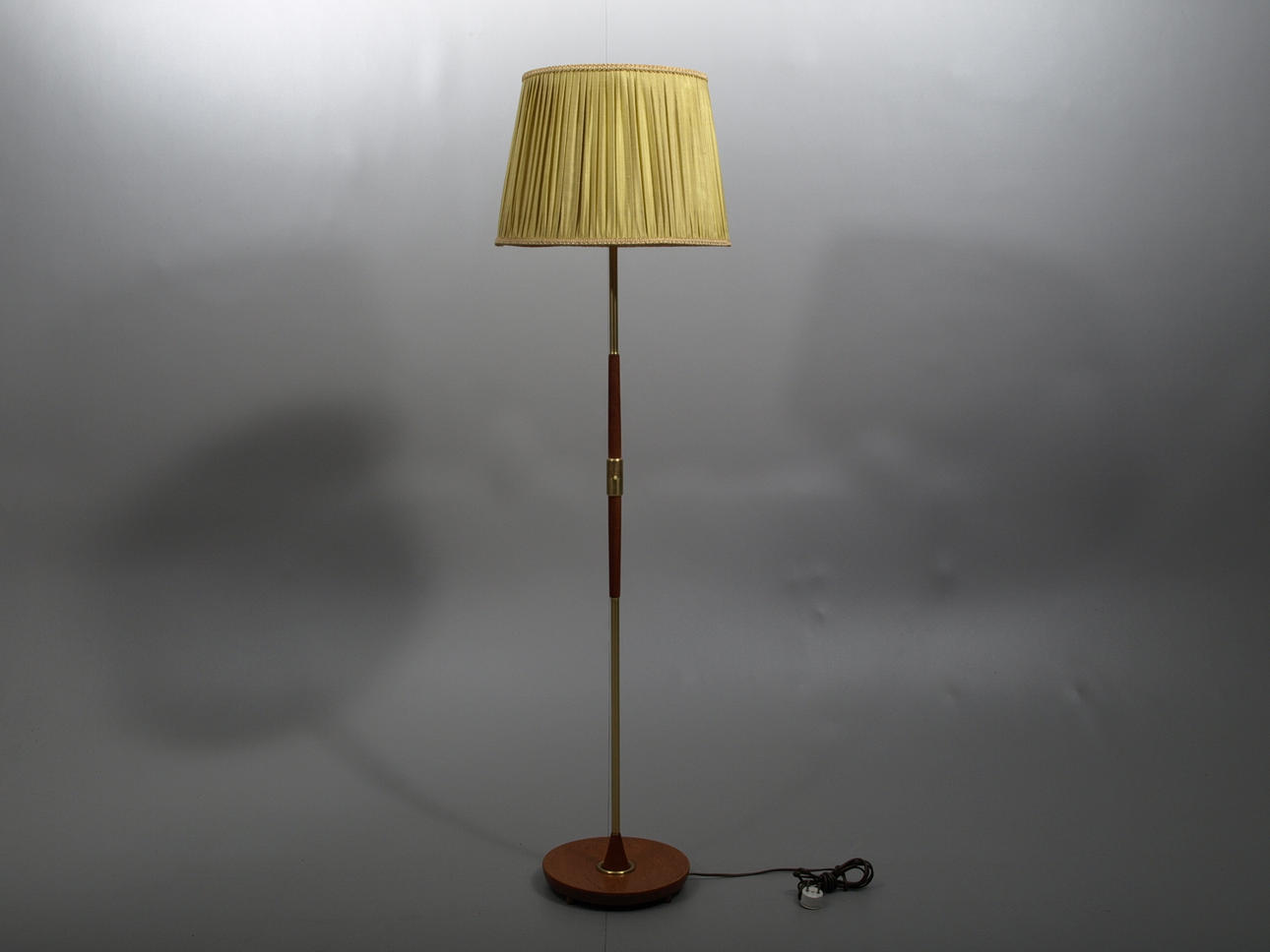GOLVLAMPA, teak och mässing, 1940-50-tal.