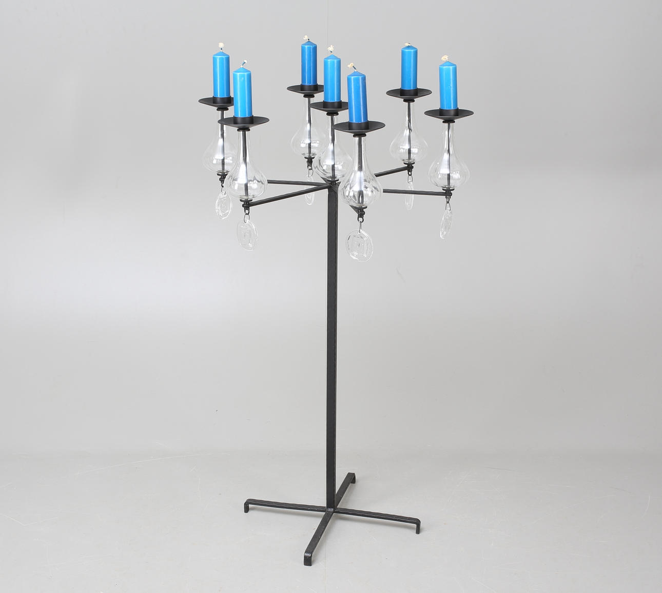 ERIK HÖGLUND. Golvljusstake, smidesjärn, 7-armad, 1900-tal.