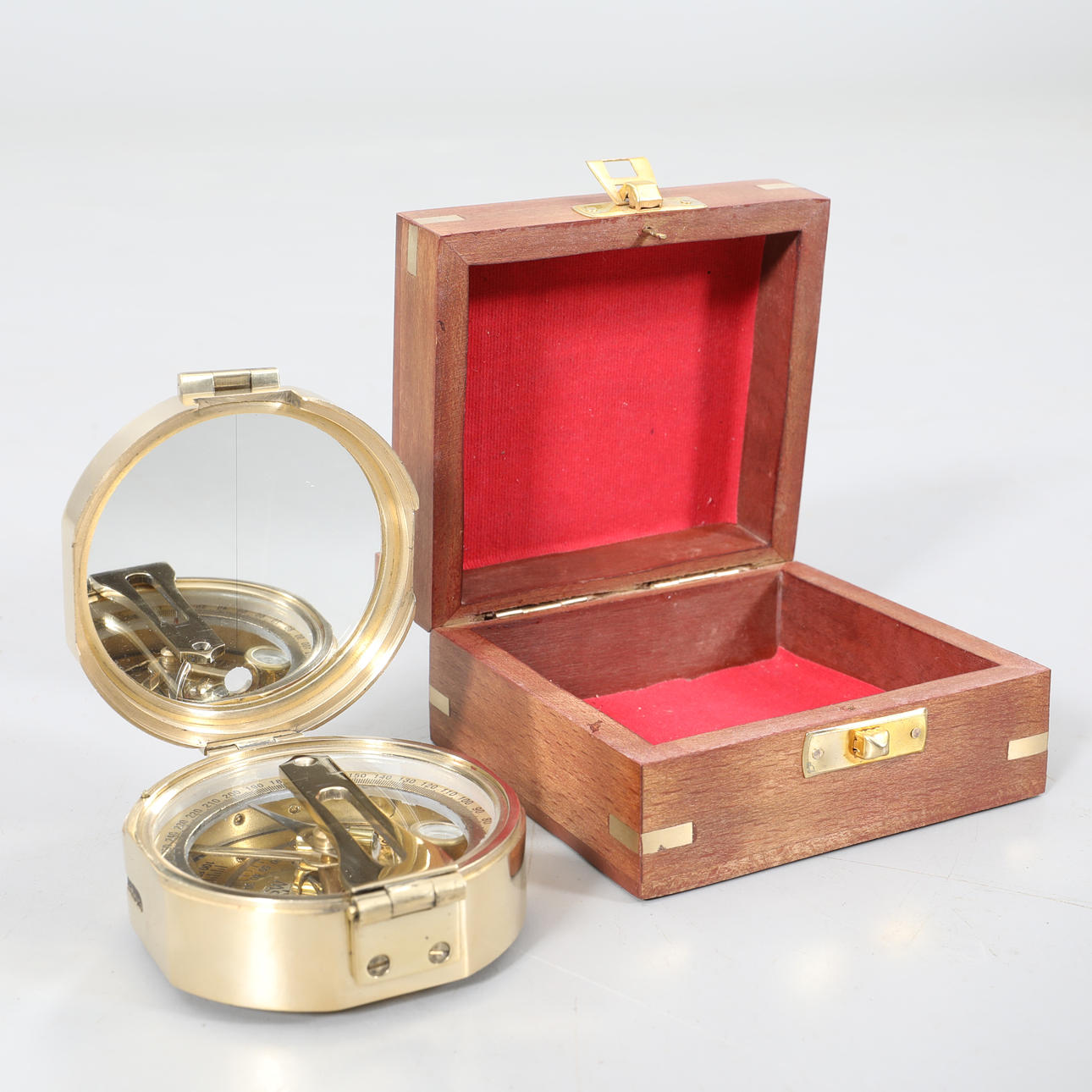 KOMPASS, Messing, im Holzetui.
