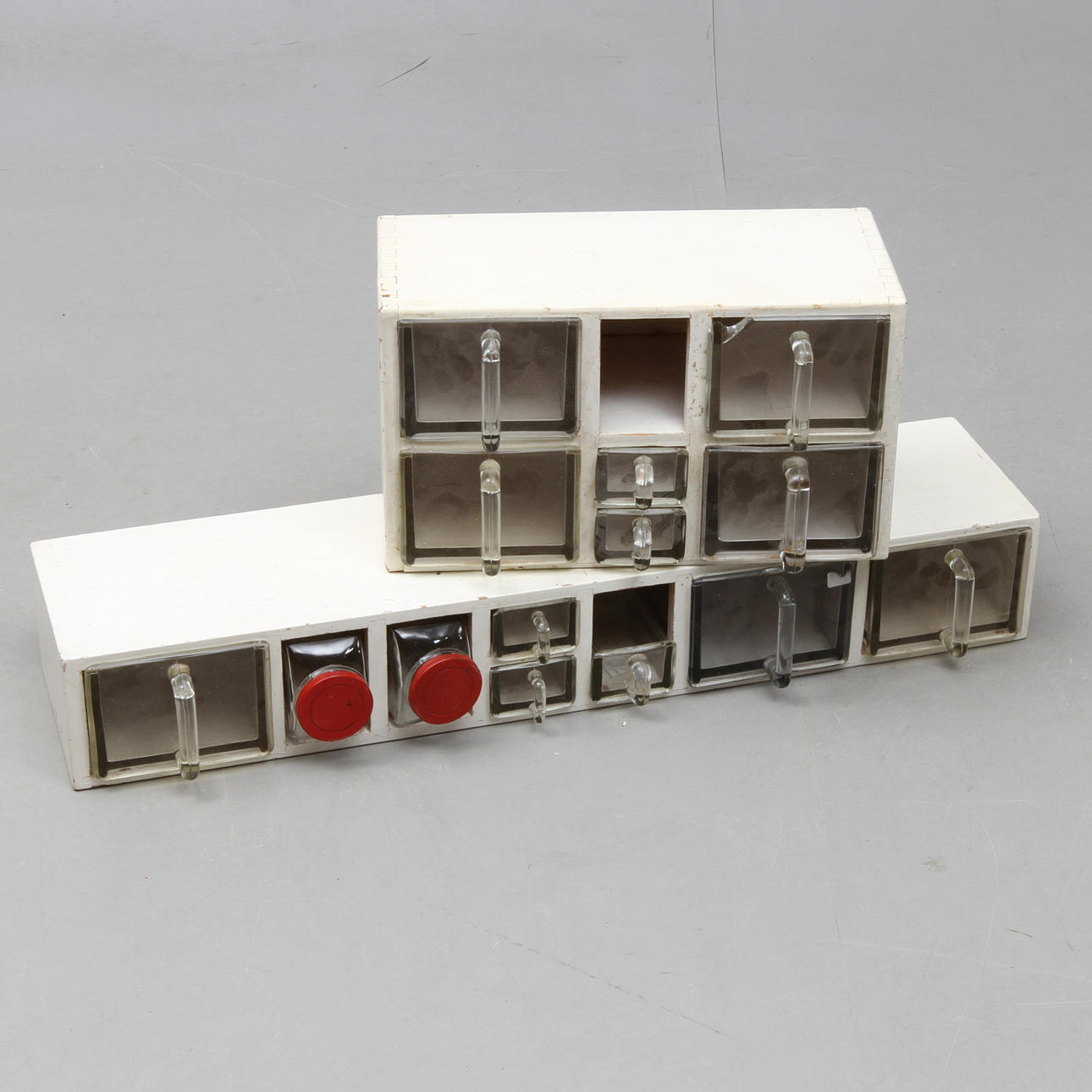 KRYDDHYLLOR, 2 st, vitmålat trä/glas, bland annat Reda.