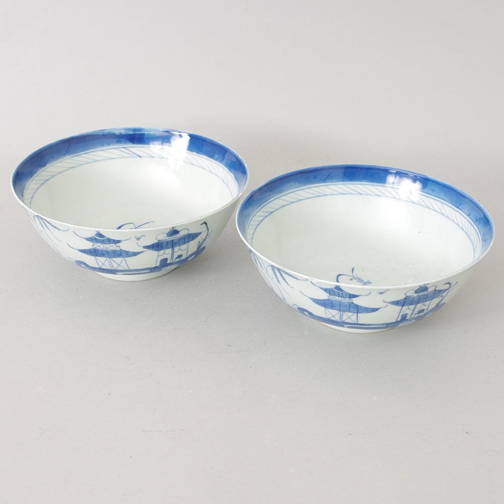 SKÅLAR, 1 par, porslin, Japan, 1800-tal, Kinesiskt motiv med flodlandskap.