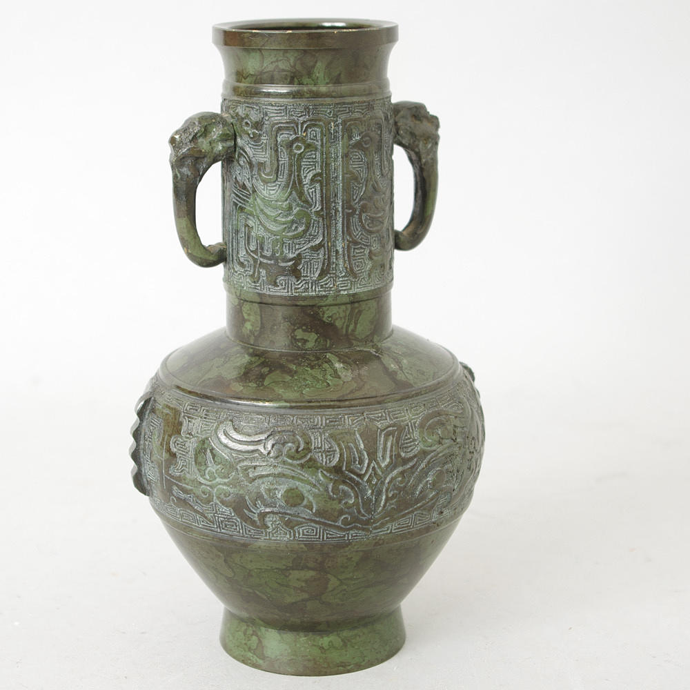 VAS MED HÄNKLAR, patinerad brons, Kina.