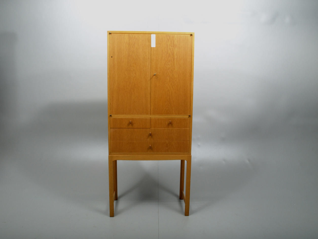 CARL MALMSTEN. Skåp, ek, "Lillbo", plakettmärkt.