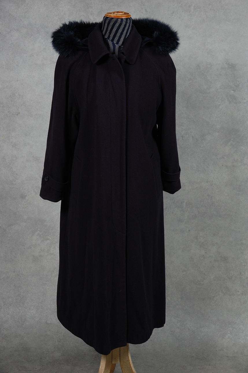 LODENROCK, med avtagbar kapuschong, kantad med blårävskrage.