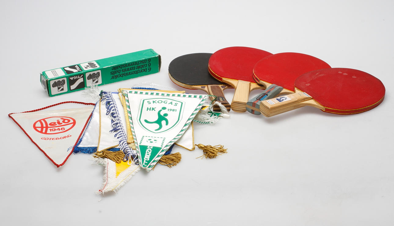 KLUBBVIMPLAR, 13 st och PINGISRACKET, 4 st samt 6 bollar.