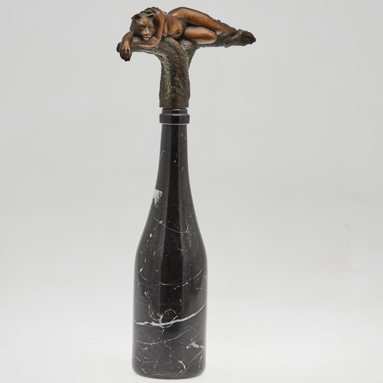 Flasche mit Ailuranthrop, Bronze, Marmor (2).