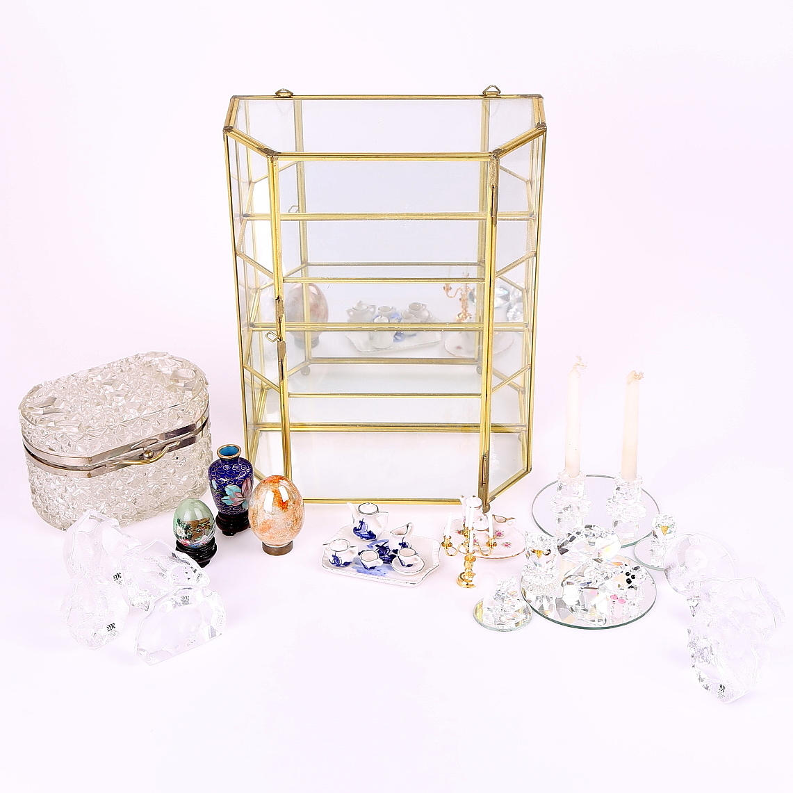 MINIATYRFÖREMÅL 20 st + VITRINSKÅP + KRISTALLSKRIN.