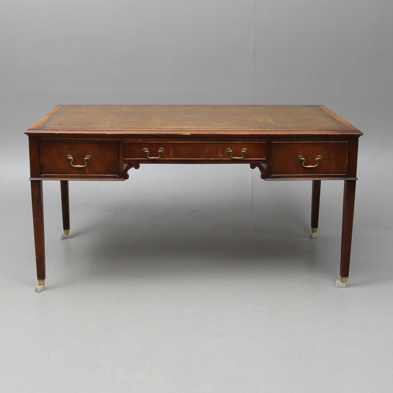 SKRIVBORD, fristående, engelsk stil, 1900-tal.